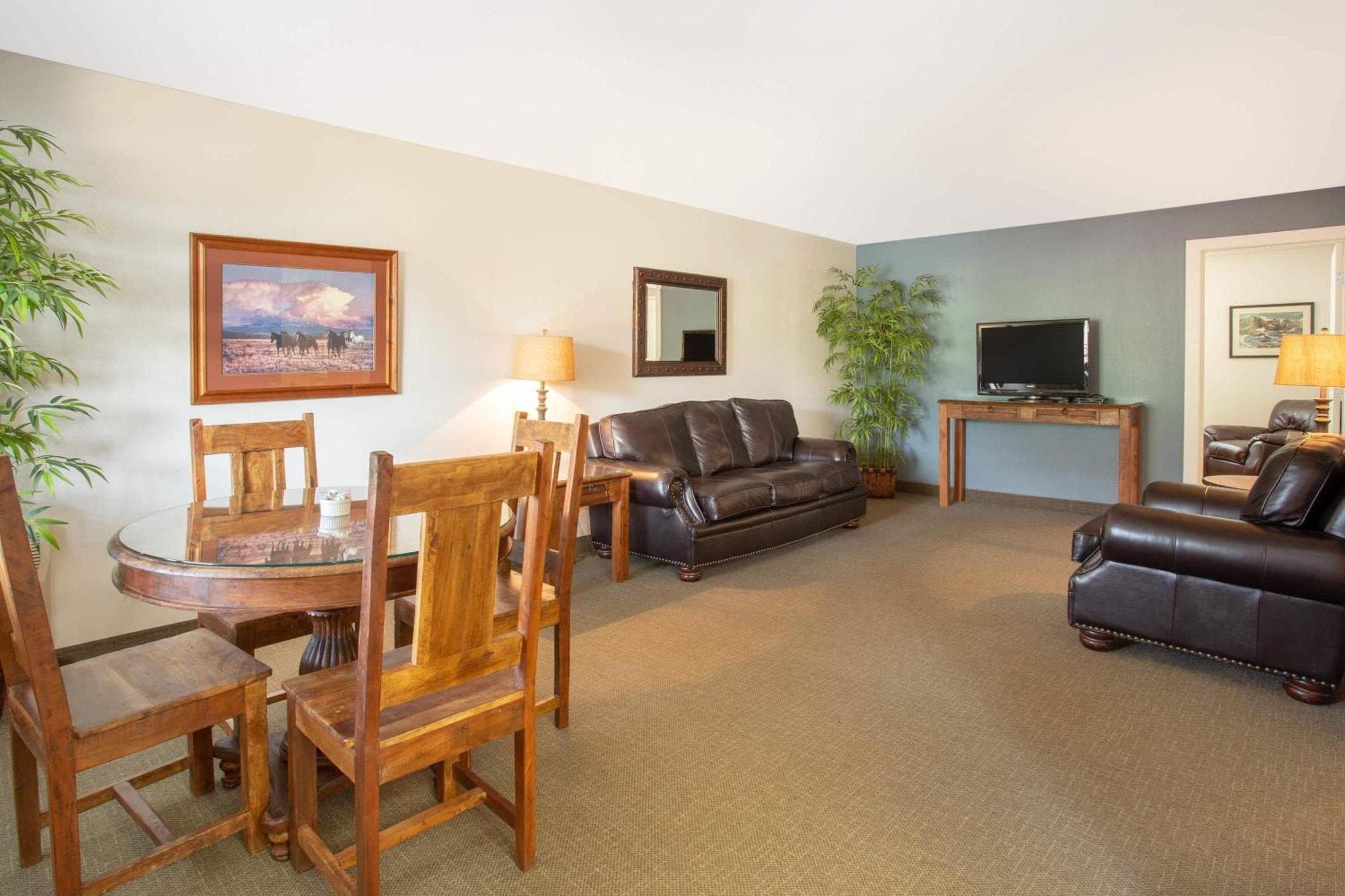 Travelodge By Wyndham Gardiner Yellowstone Park North Entr Экстерьер фото