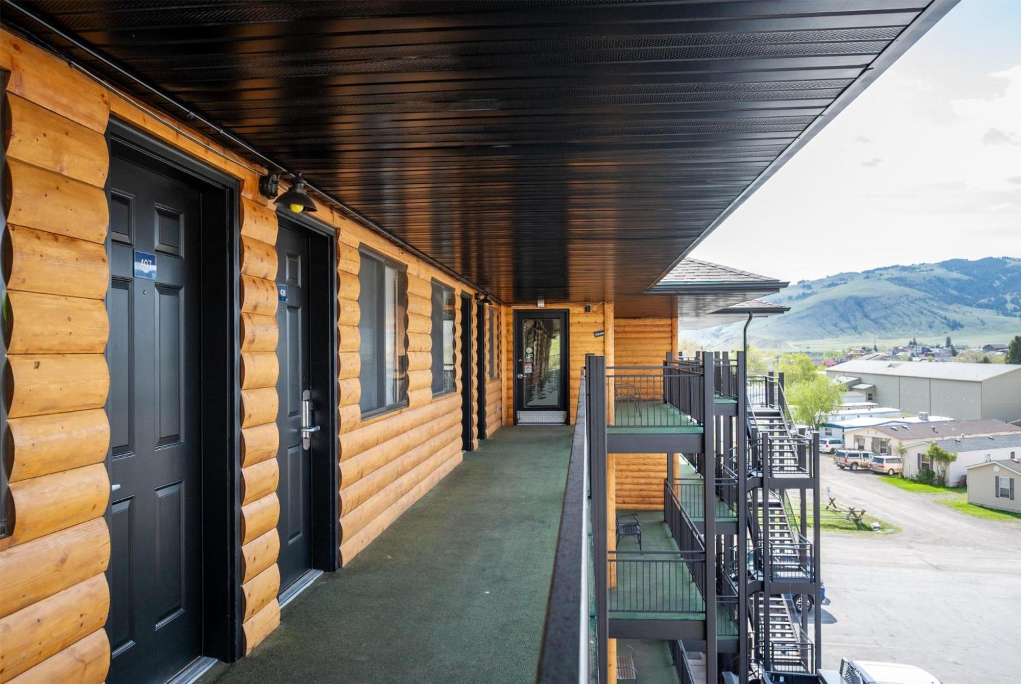 Travelodge By Wyndham Gardiner Yellowstone Park North Entr Экстерьер фото
